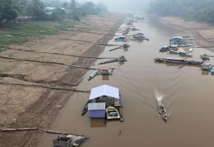 Pedalaman Sungai Barito Surut, Akibatkan Tongkang Terperangkap